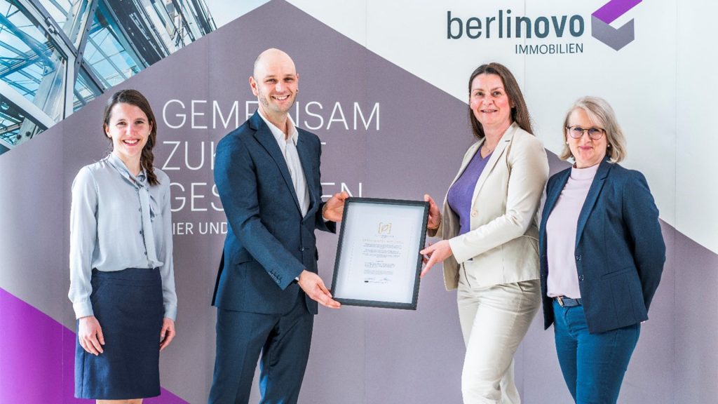 Constanze Dühring and Ute Rüße (right in the photo) receive the Sustainable City Award from Eva-Maria Metz and Janot Dohrmann (Kiona).