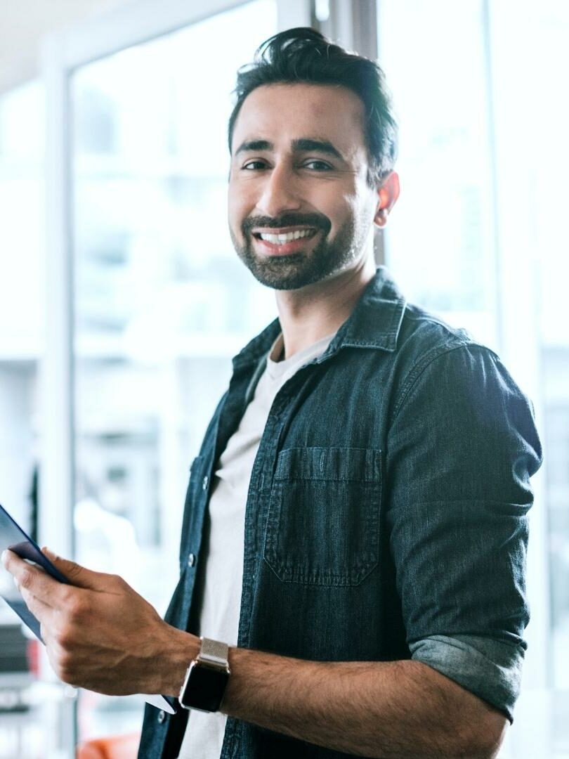 Conseiller en énergie souriant