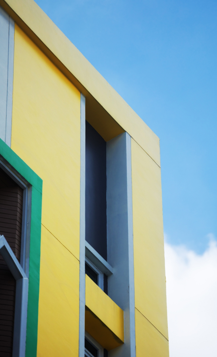 Żółta elewacja zewnętrzna budynku