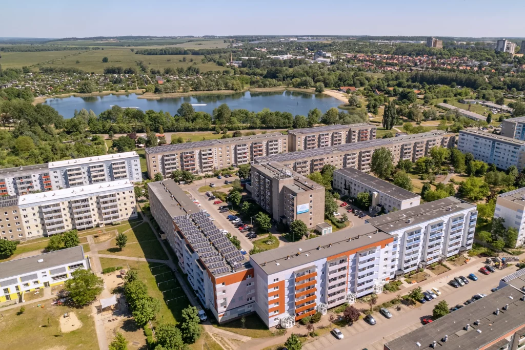 Kiona und die Neubrandenburger Wohnungsgesellschaft mbH, "NEUWOGES", Implementierung von energiesparender KI in 20 weiteren Gebäuden aus - ein weiterer erfolgreicher Rollout mit Kiona.