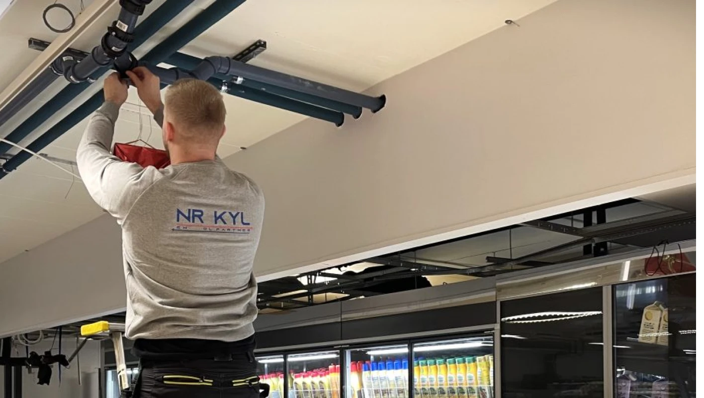 NR Kyl arbetar med digital övervakning i en livsmedelsbutik