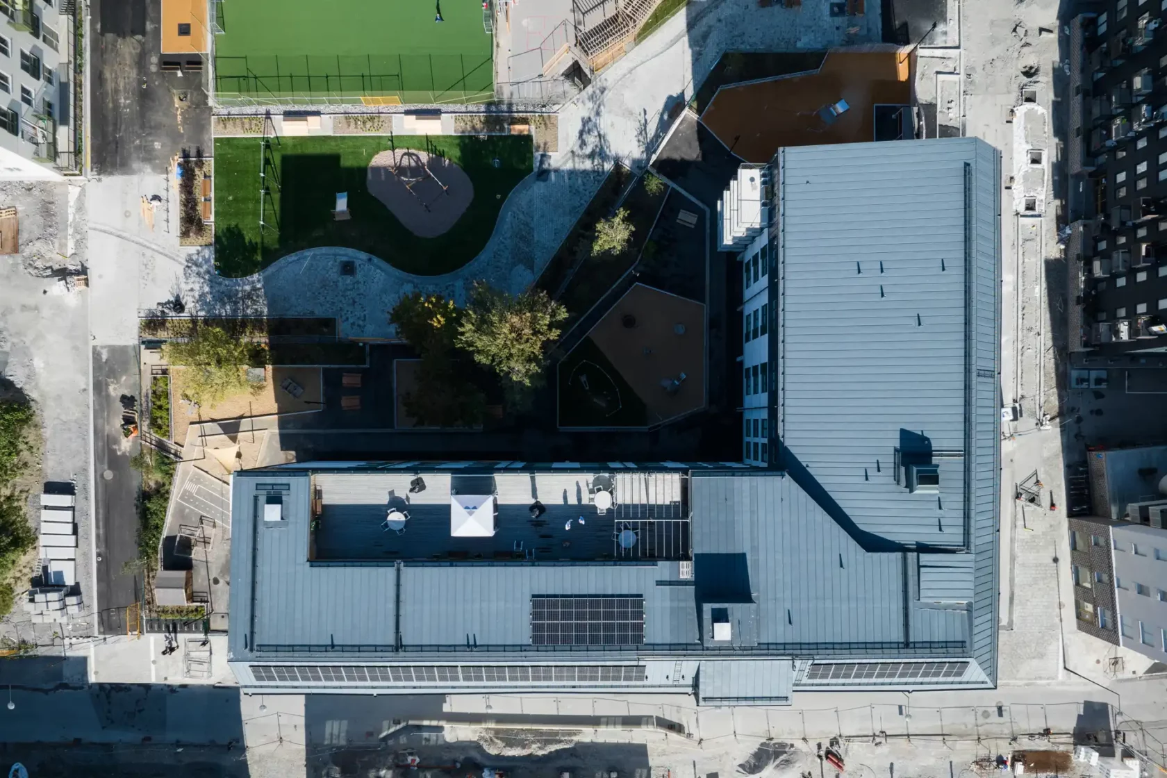 Ylhäältä otettu valokuva yhdistetystä päiväkodista ja vanhainkodista Upplands Väsbyssä, yksi Hemsön projekteista osana heidän digitalisaatiomatkaansa.